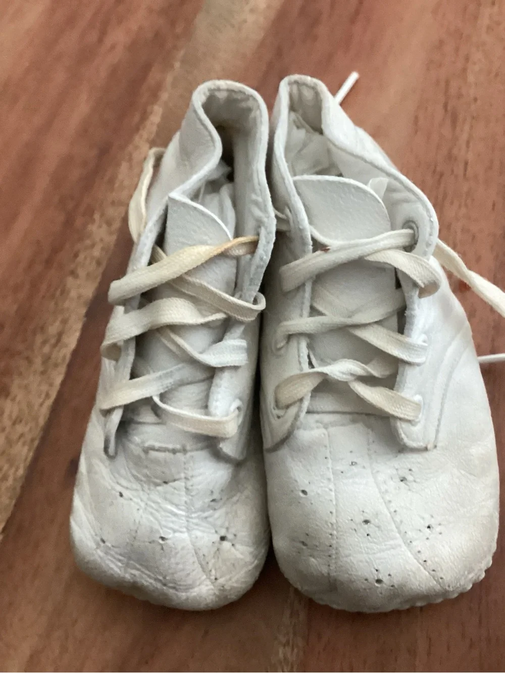 Vtg. White leather baby shoes with leather bottom from the 1940s-1950s
